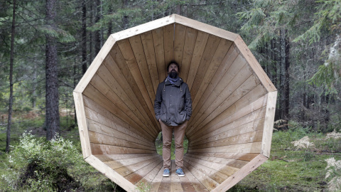 El jefe del departamento de arquitectura de interiores en la Academia de Artes Hannes Praks en Estonia posa para una foto en el megáfono de madera en el bosque cerca de la aldea Pahni, Estonia. REUTERS / Ints Kalnins