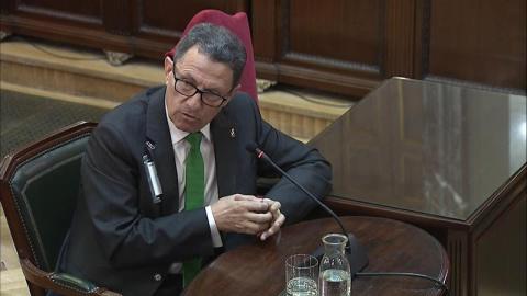 Captura de la señal del Tribunal Supremo con la declaración del jefe de la Guardia Civil en Cataluña el 1-O, Ángel Gozalo, que ha acusado a los Mossos d'Esquadra de hacer ese día seguimientos a sus unidades y de oponer resistencia cuando iban a inter