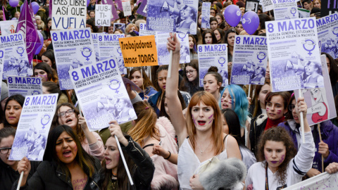 Detalle de la cabecera de la manifestación del 8M en Madrid, que partió de la plaza de Atocha. /J. GÓMEZ