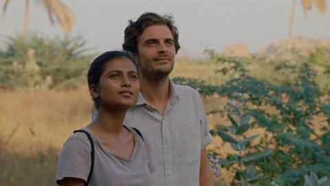 Aarshi Banerjee y Roman Kolinka, en 'Maya'.