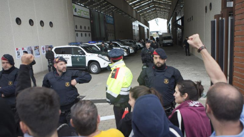 Mossos d'Esquadra junto a los agentes de la Guardia Civil a la entrada de la imprenta Artyplan de Sant Feliu de Llobregat (Barcelona), esta semana. /EFE