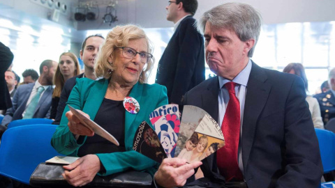 La alcaldesa de Madrid, Manuela Carmena, con el presidente de la Comunidad de Madrid, Ángel Garrido. EFE