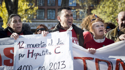 Participantes en la 27ª Marea Blanca en Madrid sostiene pancartas contra la desprotección de los enfermos de hepatitis C. -EFE