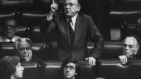 Santiago Carrillo durante una intervención en el Congreso en 1977. (EFE/Archivo)