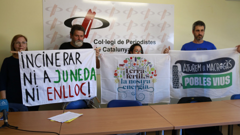 Isabel Mateu, de la Plataforma Aturem la incineradora de Juneda; Joan Vázquez, d'Ipcena; Gerard Batalla, de Pobles Vius; i Carla Roca, d'Assemblea Pagesa