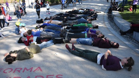 Perfonmance de los activistas de Extintion Rebelion contra el cambio climático. PÚBLICO