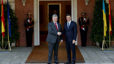 El presidente del Gobierno, Pedro Sánchez, recibe al presidente de Ucrania en el escalinata de La Moncloa. (SUSANA VERA | REUTERS)