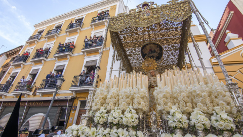 La Virgen de la Hermandad de Monte-Sión en su salida del Templo, en Sevilla. EFE/ Raúl Caro