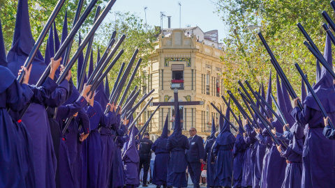 Nazarenos de la Hermandad del Baratillo saliendo de su templo, en Sevilla. E.P./Eduardo Briones