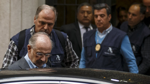 Rodrigo Rato entra en el vehículo de la la Policía, tras el registro de su domicilio. REUTERS/Sergio Perez