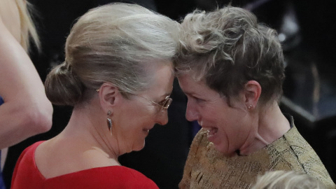 La actriz Meryl Streep felicita a Frances McDormand, ganadora del Oscar a la Mejor Actriz por 'Tres anuncios en las afueras'. REUTERS/Lucas Jackson