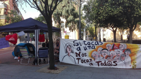 El lugar donde se encuentran acampados Lidia y Santi, frente a la Junta de Carabanchel. /ASAMBLEA DE CARABANCHEL