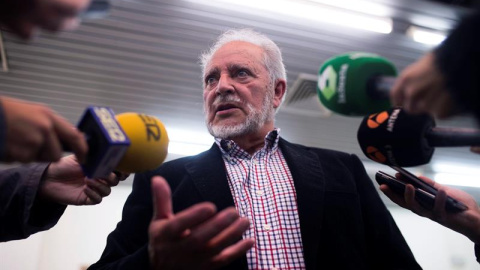 Julio Anguita antiende a la prensa antes de la charla-coloquio que el Frente Cívico ofrece esta tarde en la facultad de Ciencias de la Educación de Córdoba. EFE/Rafa Alcaide