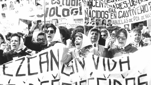 manifestación de las Abuelas de la Plaza de Mayo.