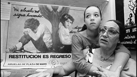 Carla Rutilo, con su abuela Matilde Artés.