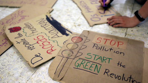 Pancartas de una de las manifestaciones de Jóvenes por el Clima. REUTERS/Sergio Perez