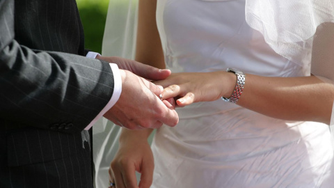 Intercambio de anillos entre los novios