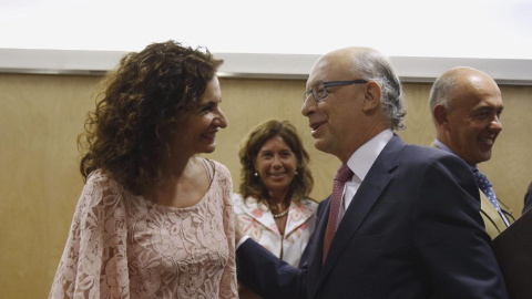 La consejera de Hacienda, María Jesús Montero, y el ministro de Hacienda, Cristóbal Montoro, en una reunión del Consejo de Política Fiscal y Financiera. EFE