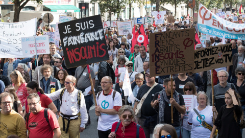 Los manifestantes marchan durante una manifestación del partido "France Insoumise" contra las reformas laborales del gobierno en París, Francia. REUTERS / Philippe Wojazer