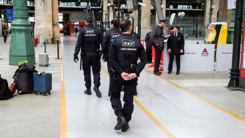 Agentes de seguridad vigilan un andén de la estación Gare du Nord durante la jornada de huelga declarada por los trabajadores de la empresa pública del sector ferroviario (SNCF), en París, Francia. EFE/Etienne Laurent