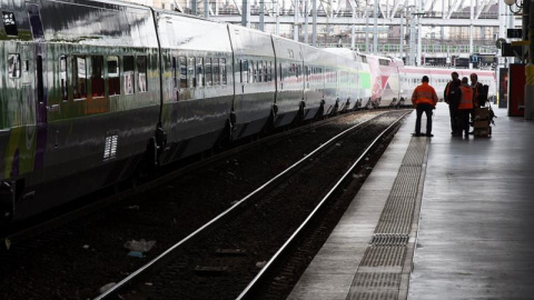 Un andén prácticamente desierto en la estación Gare du Nord durante la jornada de huelga declarada por los trabajadores de la empresa pública del sector ferroviario (SNCF), en París, Francia.EFE/Etienne Laurent