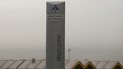 El logo del operador aeroportuario Aena en una señal de bienvenida en el Aeropuerto Adolfo Suarez Madrid Barajas. REUTERS/Sergio Perez