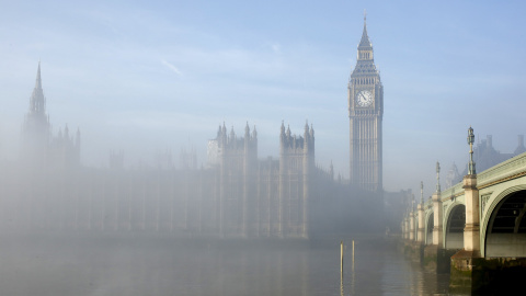 Vista del Big Ben de Londres perdido entre nubes./REUTERS