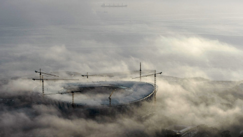 Madrugada de niebla en estadio de futbol del Mundial Green Point de agosto de 2009./REUTERS