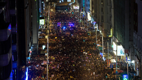 Decenas de miles de personas marchan por la Gran Vía madrileña, en la manifestación del 8M. AFP/Óscar del Pozo