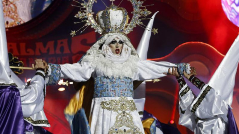 Drag Sethlas, con la fantasía "¡Mi cielo yo no hago milagros. Que sea lo que Dios quiera", ha ganado el concurso Drag del Carnaval de la Eterna Primavera, esta noche en el Parque de Santa Catalina de Las Palmas de Gran Canaria. EFE/Elvira U