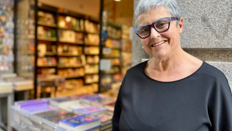 26/05/2023 - Eva Orúe, primera mujer en ocupar el cargo de directora de la Feria del Libro de Madrid, junto al escaparate de una librería, a 18 de mayo.