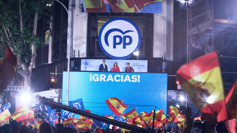 Alberto Núñez Feijóo, Isabel Díaz Ayuso y José Luis Martínez Almeida celebran la victoria del PP en el balcón de la sede de la calle Génova