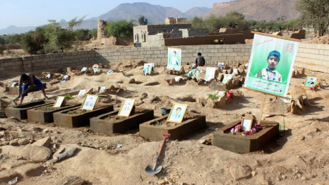 Tumbas de varios de los niños asesinados en el ataque de agosto contra un autobús en la provincia yemení de Saada en el que murieron 50 personas. - AFP