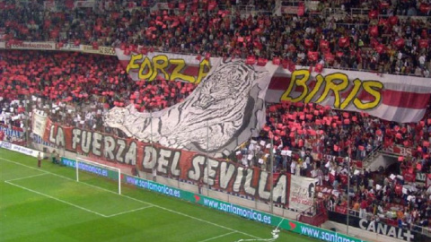 La grada Gol Norte del estadio Sánchez Pizjuán durante un partido.