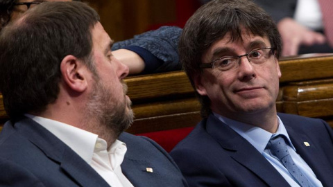 El presidente de la Generalitat, Carles Puigdemont, y su vicepresidente, Oriol Junqueras, durante la sesión de control al gobierno catalán que se celebra en el Parlament de Cataluña, un día después de la reunión del lider del PSOE, Pedro Sá