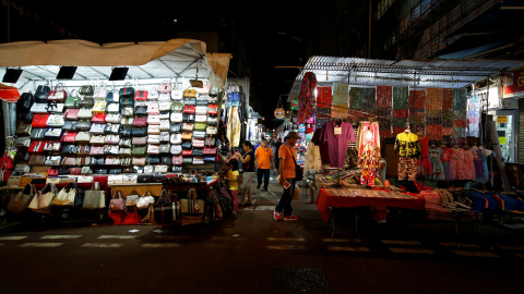 Varias personas hacen sus compras en el mercado de la plaza del distrito de Mongkok en Hong-Kong./REUTERS