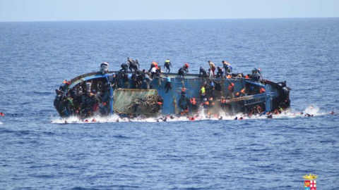 La embarcación volcó mientras el barco "Bettiga" de la Marina italiana había acudido a la zona para efectuar el rescate tras recibir una señal de socorro.- MARINA ITALIANA