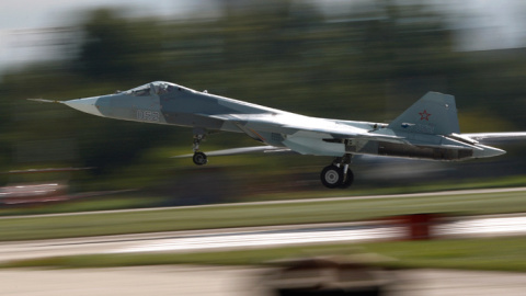 El prototipo de caza ruso Sukhoi T-50 PAK-FA, que está finalizando sus pruebas de armamento y estará operativo el año que viene. MAXIM SHEMETOV / REUTERS