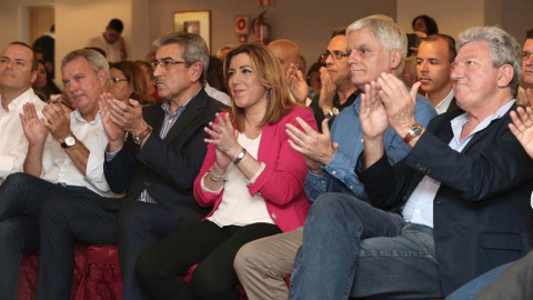 La presidenta de la Junta de Andalucía, Susana Díaz, el secretario general del PSOE en Canarias, José Miguel Pérez (2d), el presidente de Nueva Canarias, Román Rodríguez (3i), y los candidatos Sebastián Franquis (2i) (PSOE) y Pedro Quevedo 