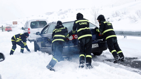 Fotografía facilitada por los Efectivos de la Unidad Militar de Emergencias (UME) que han trabajado toda la pasada noche y la mañana de hoy en Castilla y León y en Madrid para liberar a los vehículos atrapados desde la tarde de ayer en vari