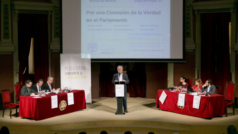 El presidente de AMESDE, Jaime Ruiz Reig, interviene durante la presentación de la iniciativa "Por una comisión de la verdad en el Parlamento", en Madrid. EFE/Alvaro Calvo