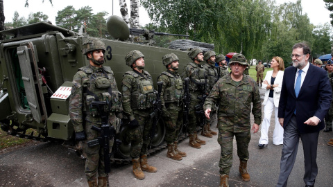 El presidente del Gobierno, Mariano Rajoy, junto a la ministra de Defensa, María Dolores de Cospedal, visita a las tropas españolas desplegadas frente a la frontera rusa en Letonia. Moncloa / Diego Crespo