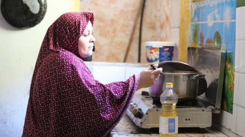 Ayesha Mohammed en la cocina. UNRWA