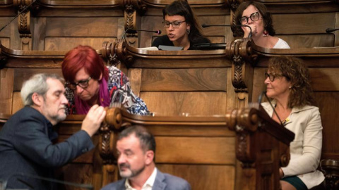 Maria Rovira, concejal de la CUP durante el pleno del Ayuntamiento de Barcelona, que ha aprobado una resolución en la que "condena el posicionamiento del rey Felipe VI" en relación con el "conflicto catalán". /EFE