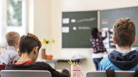 Los alumnos escuchan a su maestro durante una clase | EFE