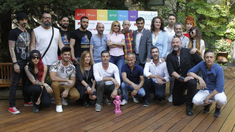 Cayetana Guillén Cuervo y la diputada socialista en la Asamblea de Madrid Carla Antonelli junto a los organizadores de las fiestas del Orgullo Gay-MADO'15. EFE/Juan M. Espinosa