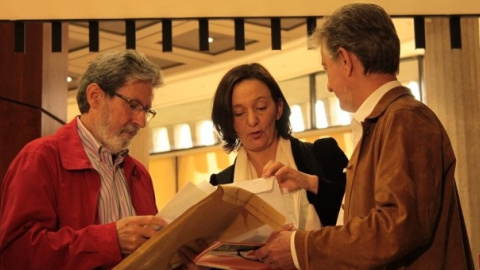 El alcalde de Zaragoza, Pedro Santisteve, con Carolina Bescansa y Adolfo Barrena, de Podemos y de IU, el día que los diputados de estas formaciones llevaron al TC la subida del recibo del agua en la capital.