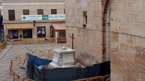 Estado actual de la cruz franquista de Callosa de Segura, con una de madera.