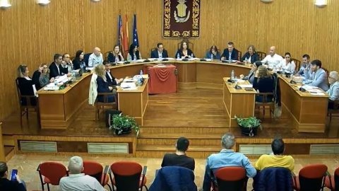 Momento en el que la concejala de Vox hace el gesto de disparar a una del PSPV-PSOE durante el pleno en el Ayuntamiento de Moncada (València).