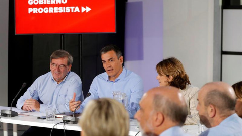 El presidente del Gobierno en funciones, Pedro Sánchez, c.,acompañado de la ministra de Justicia en funciones, Dolores Delgado,d.,entre otros, durante la reunión que mantuvo hoy con las asociaciones de Memoria Histórica dentro de la ronda d